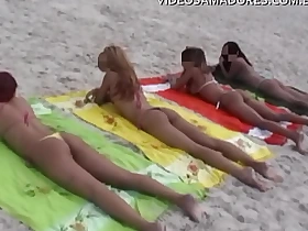 Vídeo amador de garotas brasileiras vestindo biquínis minúsculos na praia