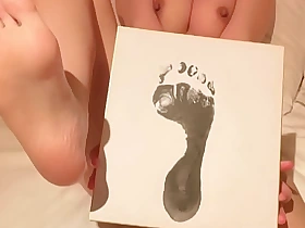 日本巨乳美女がはじめての足拓にチャレンジ　足フェチ　foot hooves