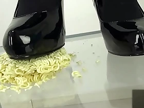 Pumps foodcrush noodles into pieces