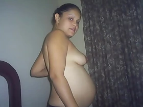 mecos adentro de embarazada Paola la China chupones