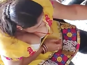 Terpanas India pembantu besar payudara belahan dada