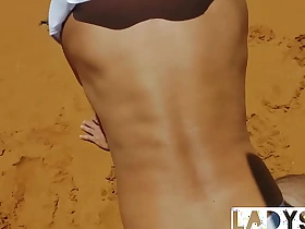 Ladysilva de calcinha branca na praia exibindo sua bunda sexy querendo um pauzudo para me comer