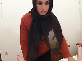 Gorgeous muslim pamper riding cock be useful to cash