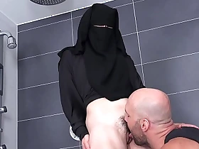 Randy worker helps valentina ross in niqab