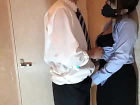 【素人】女上司と仕事中にホテルで密会。玄関入って即スーツのままSEXしました。